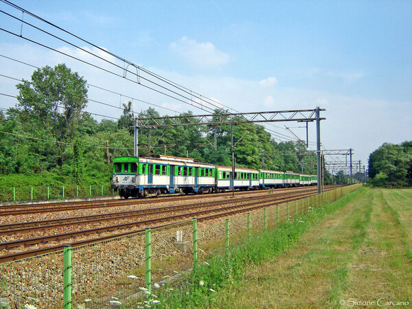 EBD 700 22 accoppiata ad una sua simile, la 700 18, effettua treno S3 per Milano Cadorna.